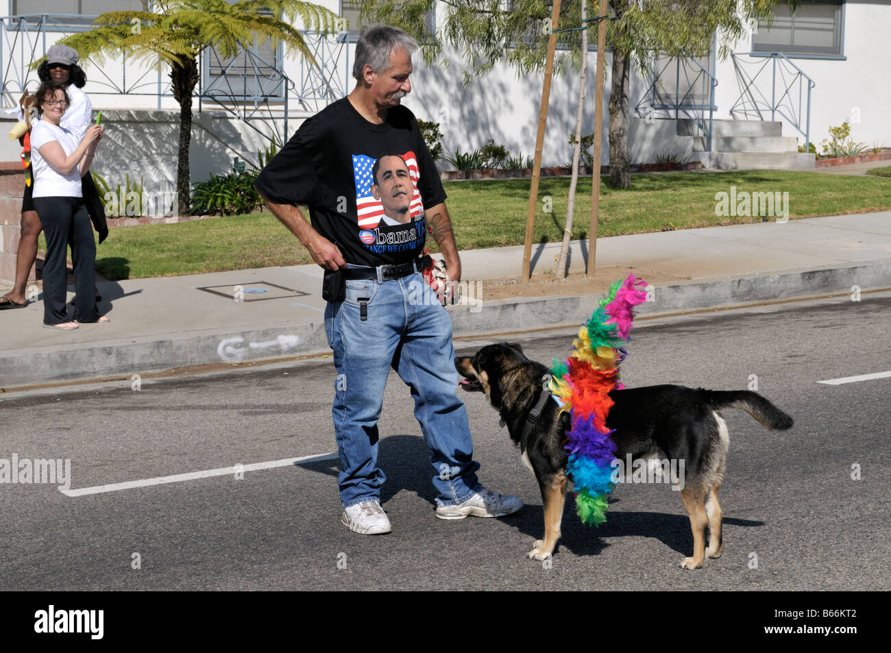 Un residente locale di Westchester, Los Angeles, California divertendosi con il suo cane obbediente Foto Stock