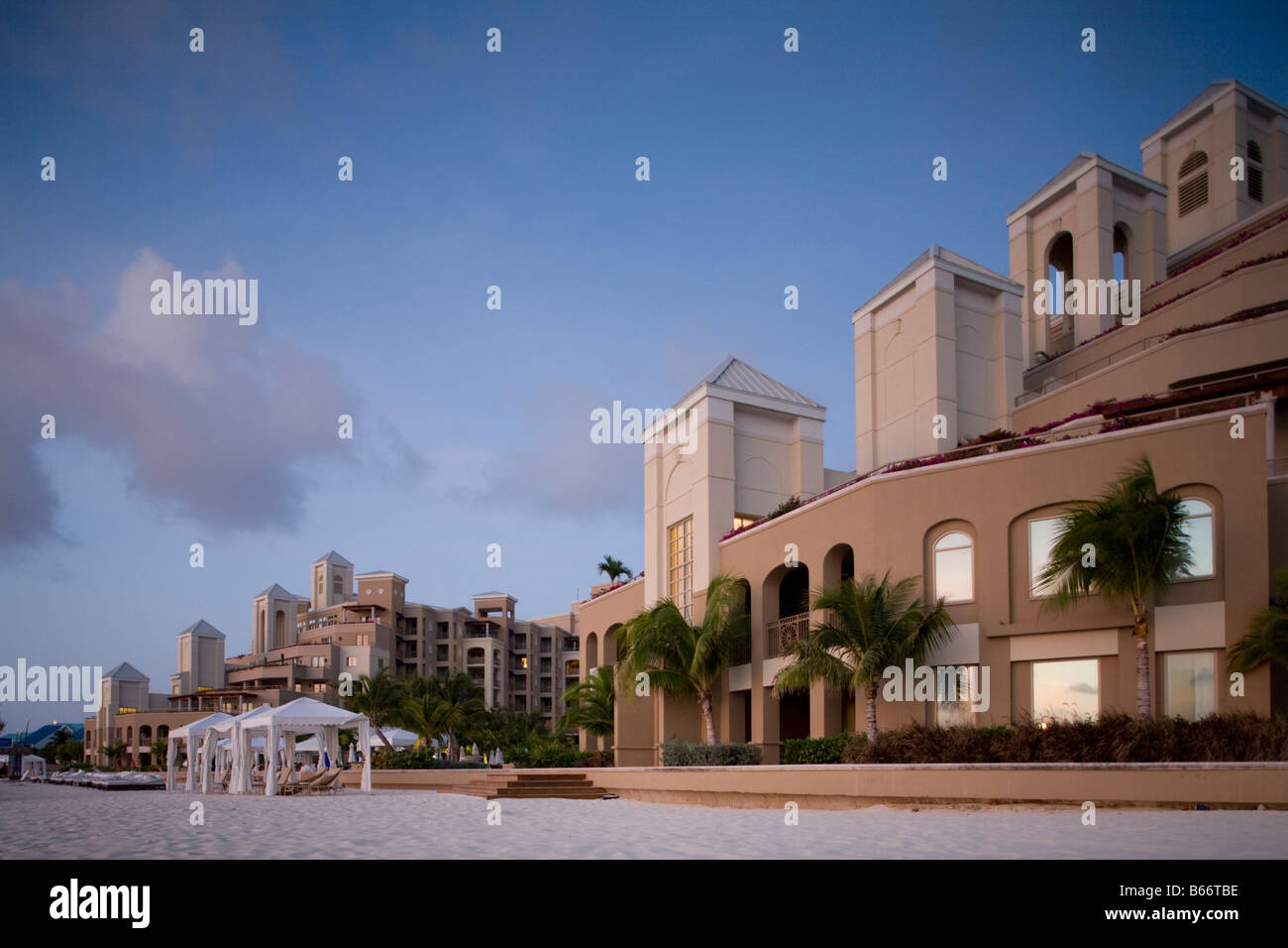 Isole Cayman Grand Cayman Island George Town Hotel lungo la Seven Mile Beach fodera Mar dei Caraibi al crepuscolo Foto Stock