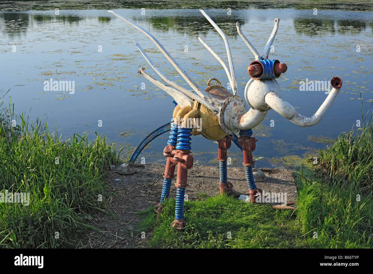 Scultura Moderna sulla banca del fiume Slutch, Starokostiantyniv, Khmelnytskyi oblast (provincia), Ucraina Foto Stock