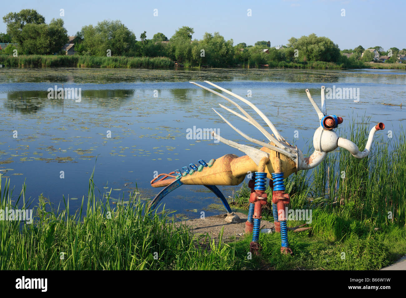 Scultura Moderna sulla banca del fiume Slutch, Starokostiantyniv, Khmelnytskyi oblast (provincia), Ucraina Foto Stock