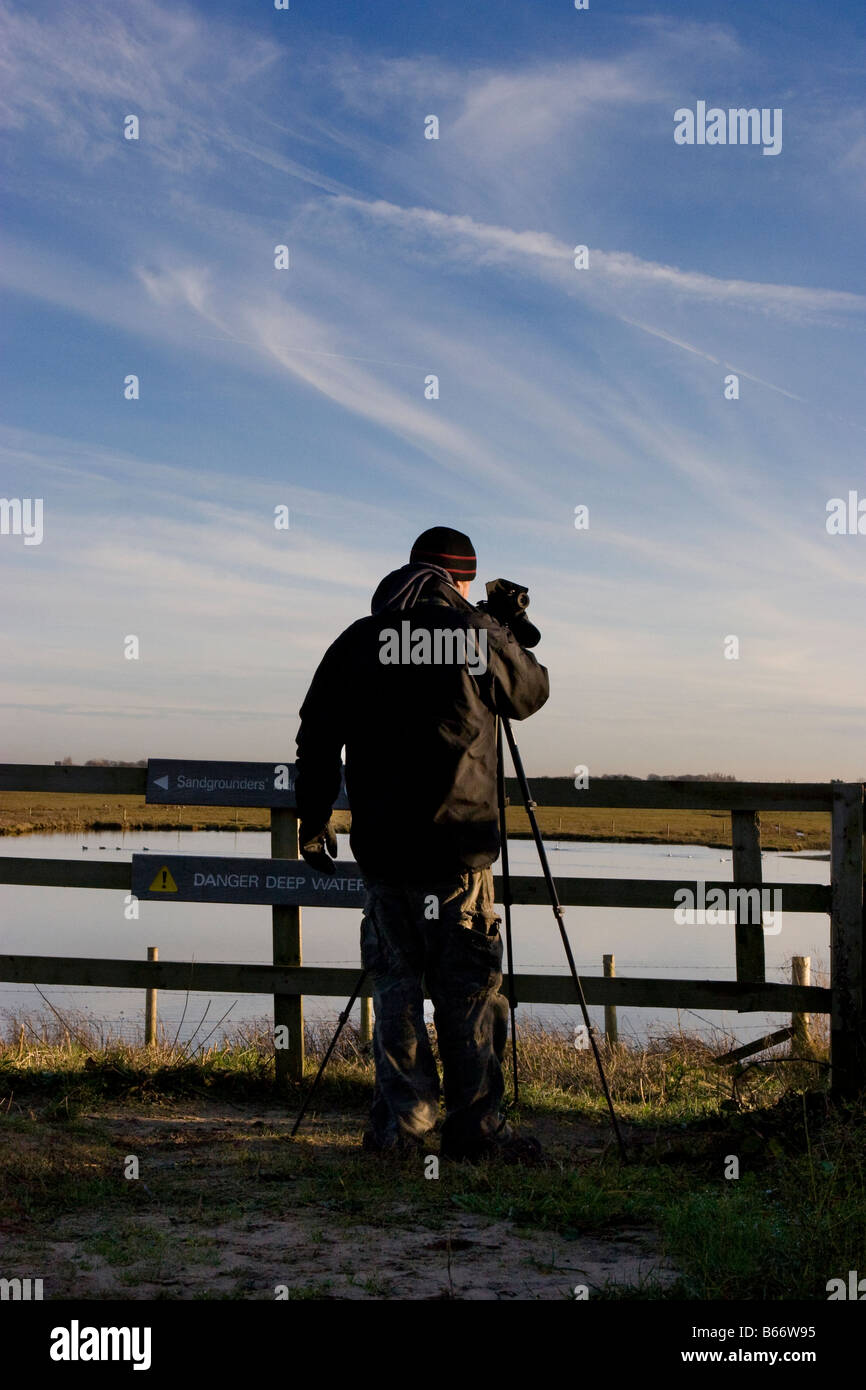 Birdwatching, birdwatching, birdwatching, binocoli di osservazione della fauna selvatica, oscilloscopi, ottiche, treppiedi a Southport, Merseyside Foto Stock