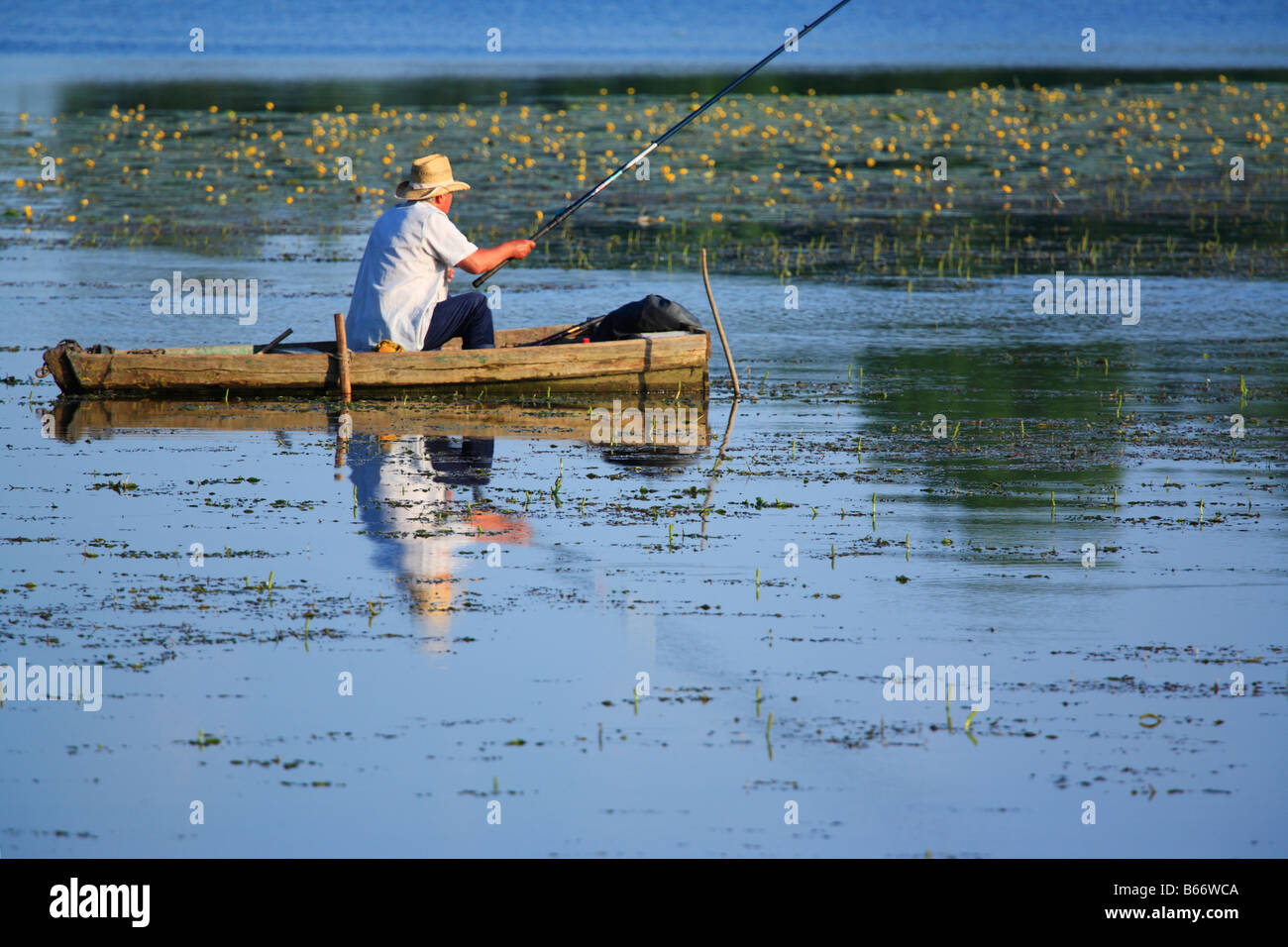 Pescatore sul fiume Slutch, Starokostiantyniv, Khmelnytskyi oblast (provincia), Podolia (Podilia Podillya), Ucraina Foto Stock