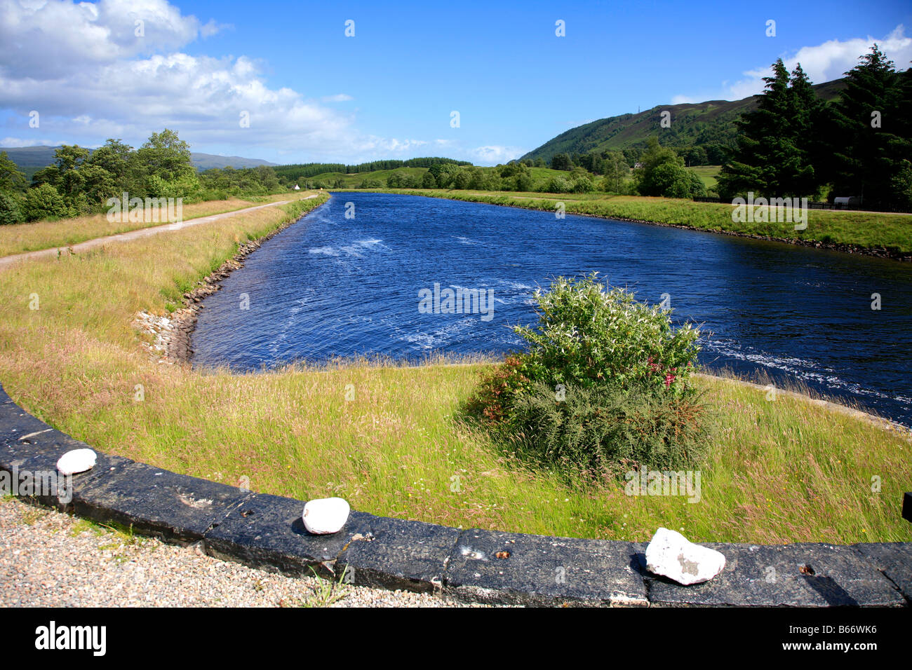 Il Caledonian Canal presso il ponte di Oich Loch Oich Highlands della Scozia Gran Bretagna REGNO UNITO Foto Stock