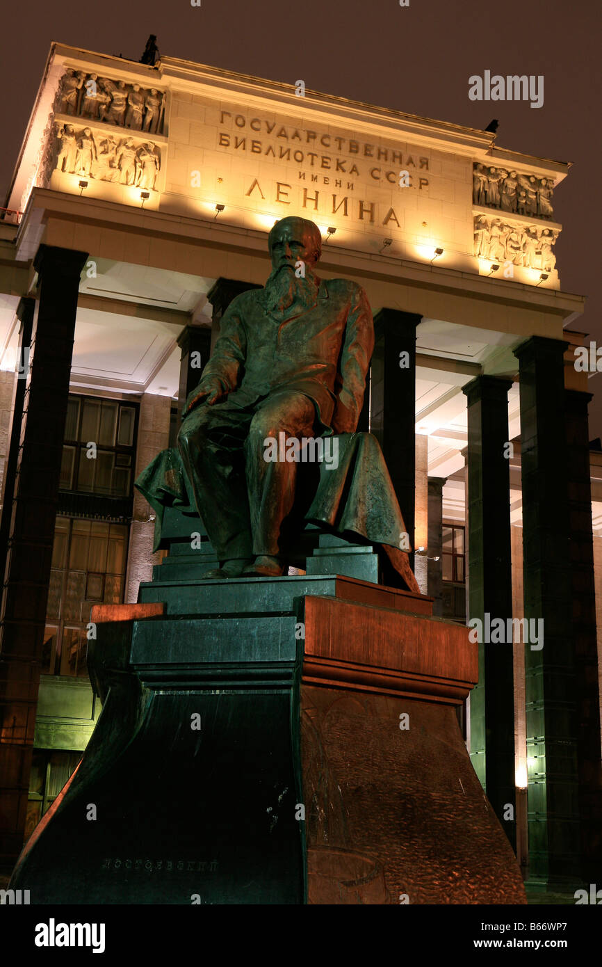 Un monumento allo scrittore russo Fëdor Dostoevskij (1821-1881) al di fuori dello Stato Russo Biblioteca a Mosca, Russia Foto Stock