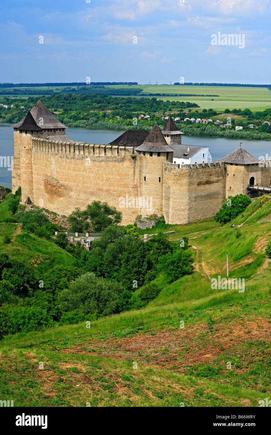 Le mura e le torri della fortezza Khotyn (1325-1460), il castello medievale, Dniester river, Podolia, Oblast di Chernivtsi (provincia), Ucraina Foto Stock