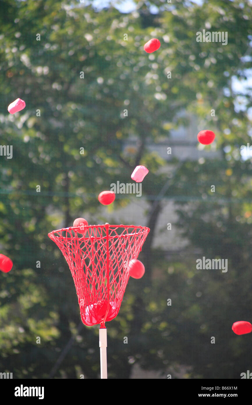 Palle rosse cadere in Net Foto Stock