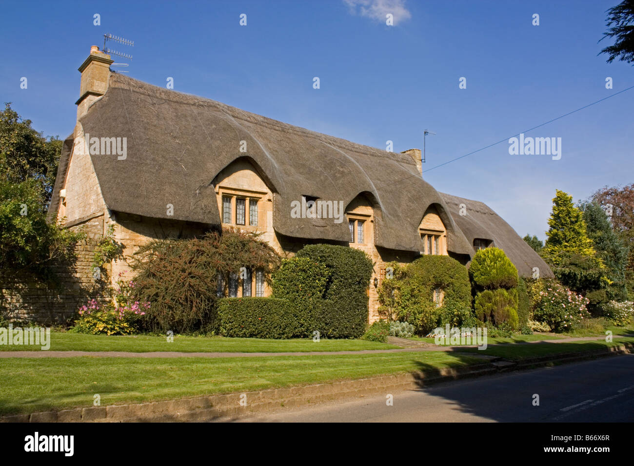 Attraente tradizionale con tetto di paglia di Cotswold House Regno Unito Foto Stock