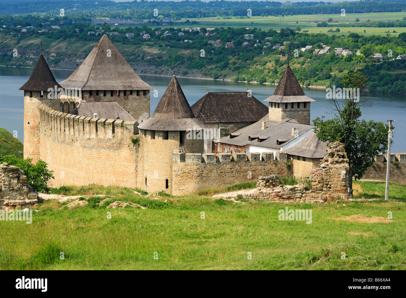 Le mura e le torri della fortezza Khotyn (1325-1460), il castello medievale, Dniester river, Podolia, Oblast di Chernivtsi (provincia), Ucraina Foto Stock