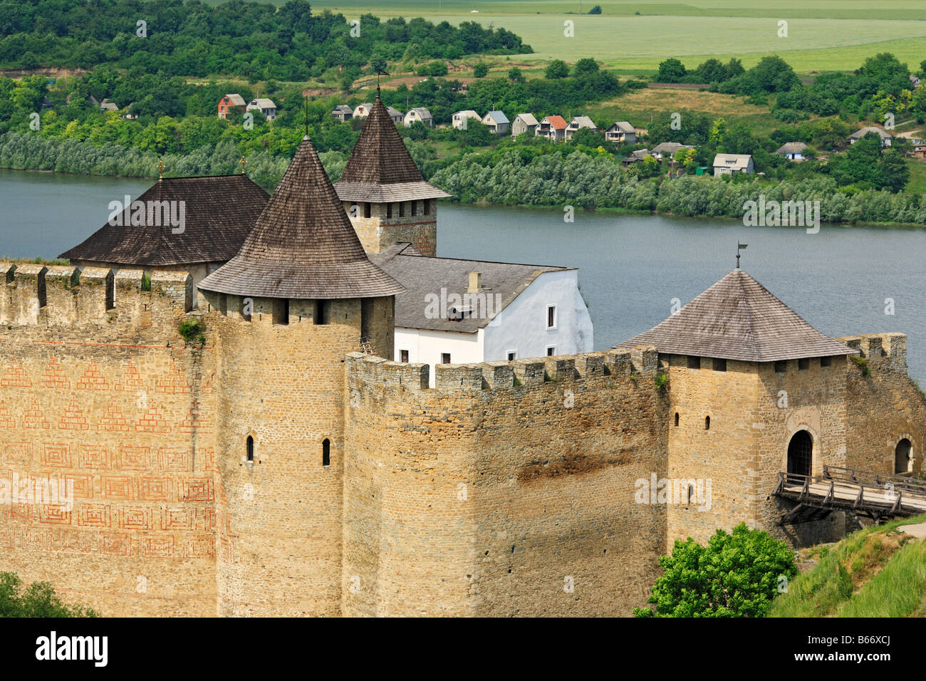 Le mura e le torri della fortezza Khotyn (1325-1460), il castello medievale, Dniester river, Podolia, Oblast di Chernivtsi (provincia), Ucraina Foto Stock