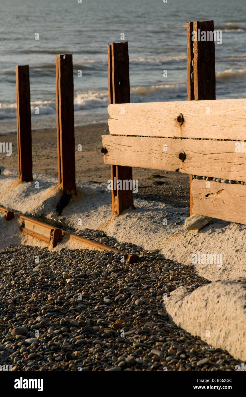 Pesantemente eroso e tempesta danneggiato le difese di mare sulla spiaggia di Aberystwyth Wales UK nella necessità di riparazione o sostituzione Foto Stock