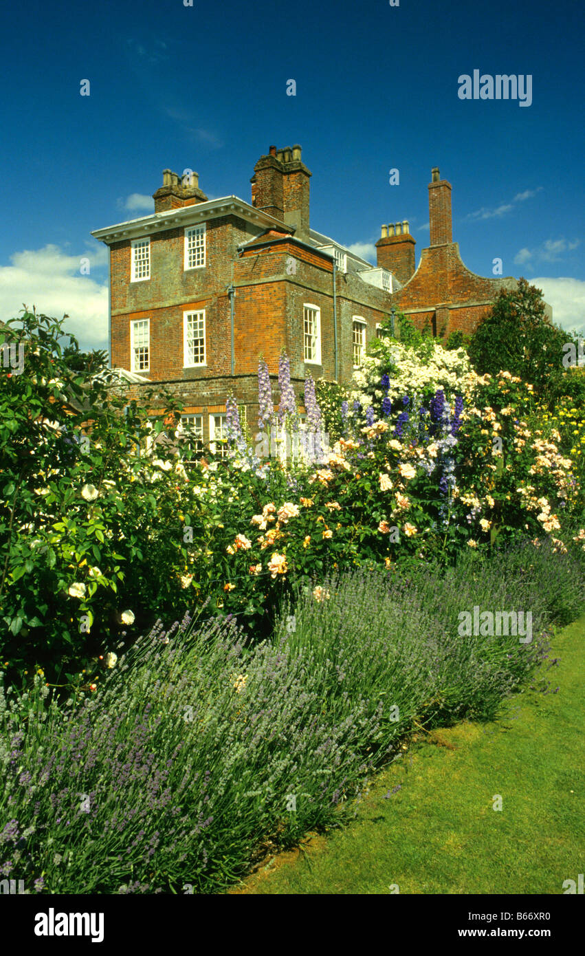 Casa Lockeridge (inizio XVIII secolo) e giardini, Wiltshire, Regno Unito. Foto Stock