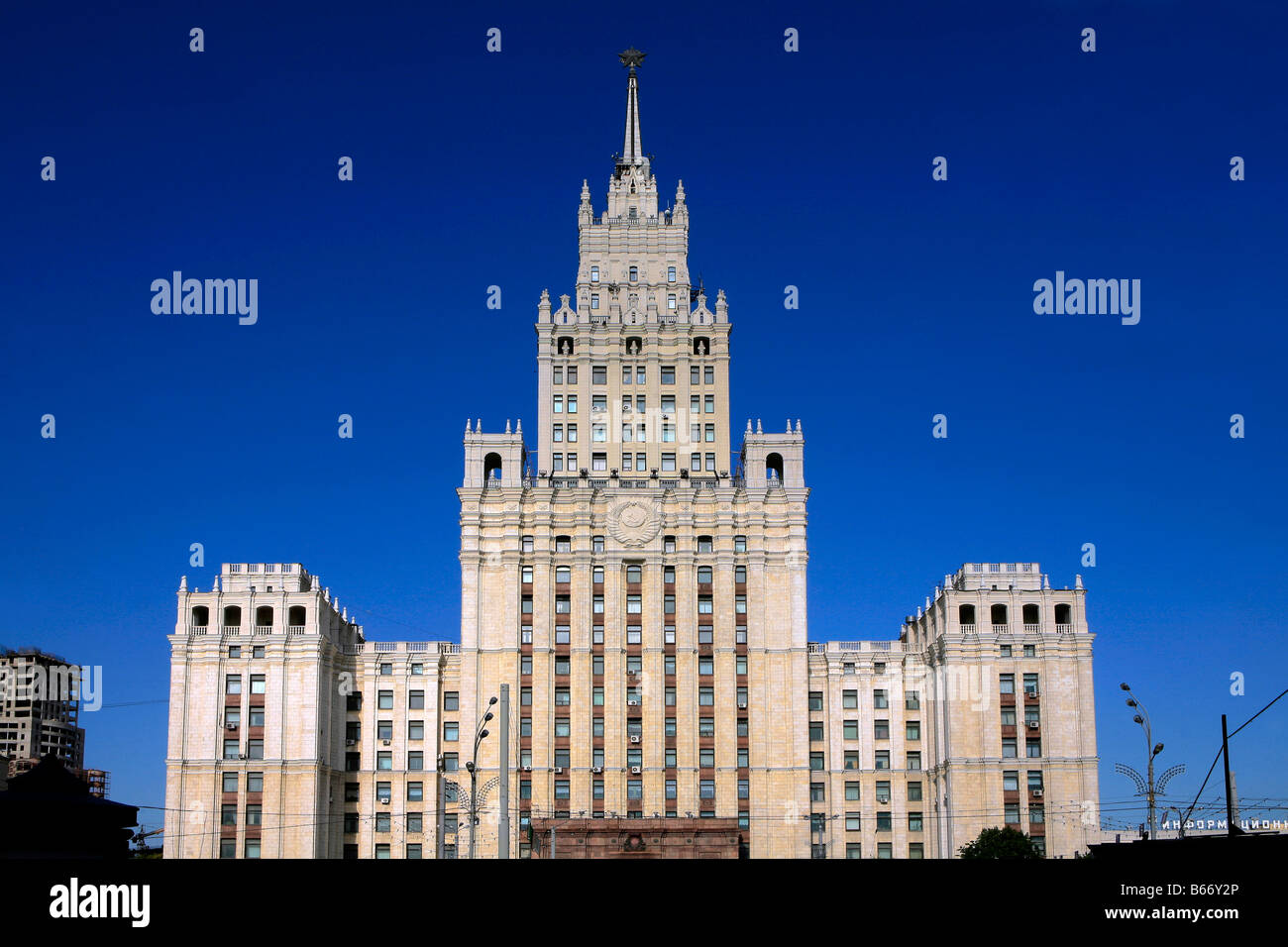 Uno di Stalin le sette sorelle sovietica di Ministero di industria pesante a Mosca, Russia Foto Stock