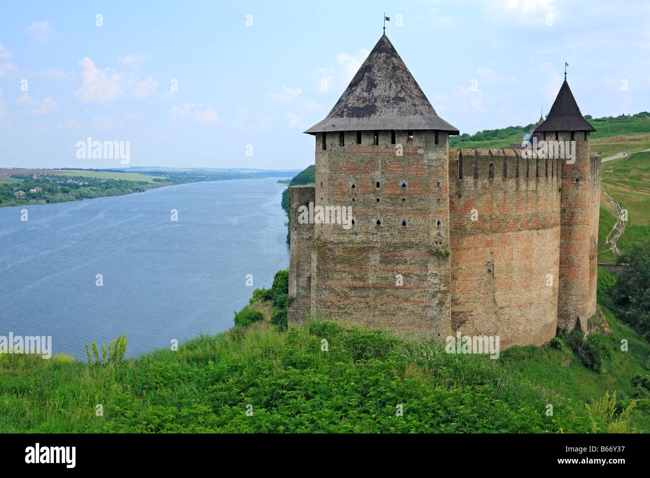 Le mura e le torri della fortezza Khotyn (1325-1460), il castello medievale, Dniester river, Podolia, Oblast di Chernivtsi (provincia), Ucraina Foto Stock