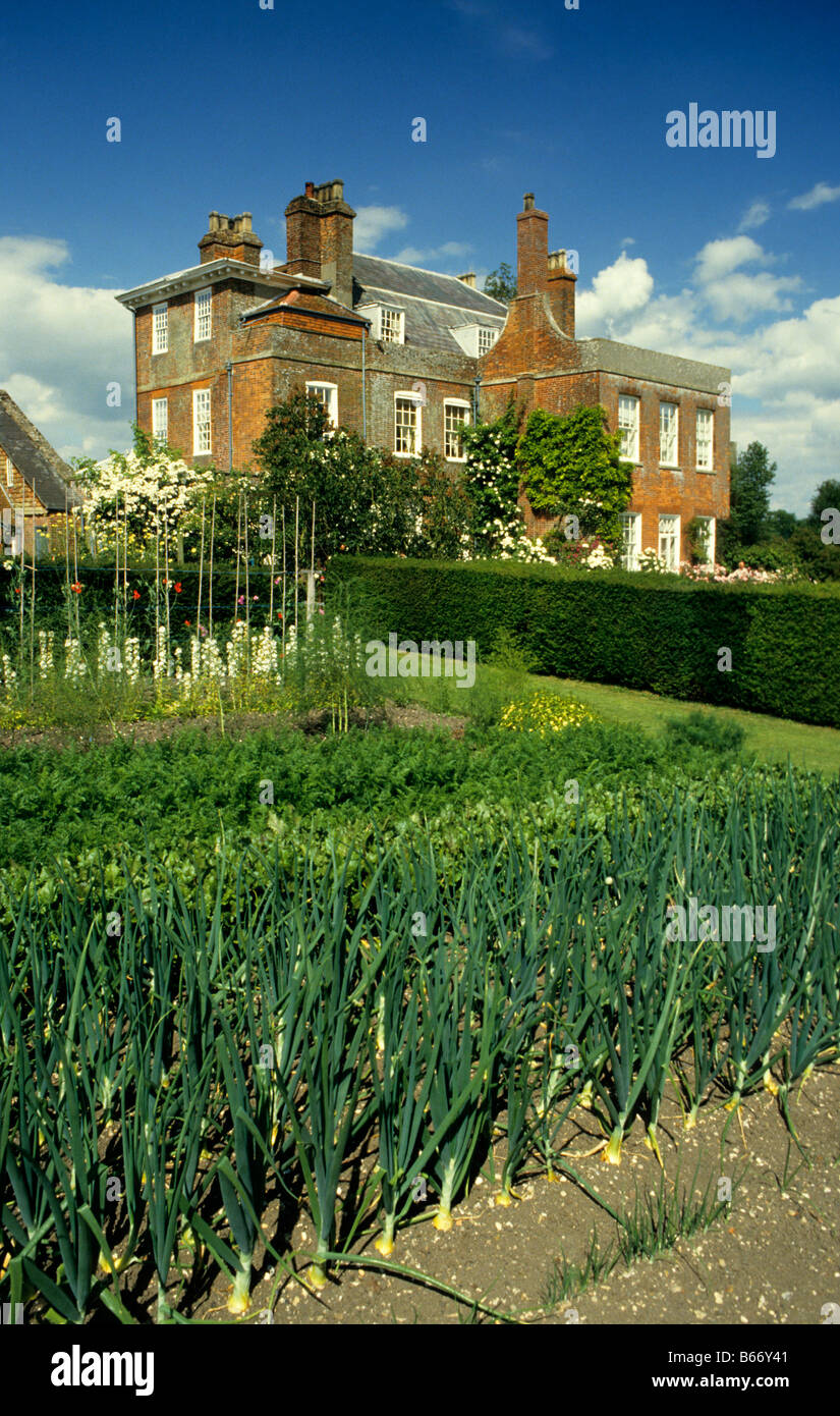 Casa Lockeridge (inizio XVIII secolo) e orti, Wiltshire, Regno Unito. Foto Stock