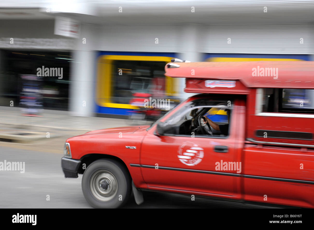 Taxi rosso in Chiang Mai Thailandia del Nord Foto Stock