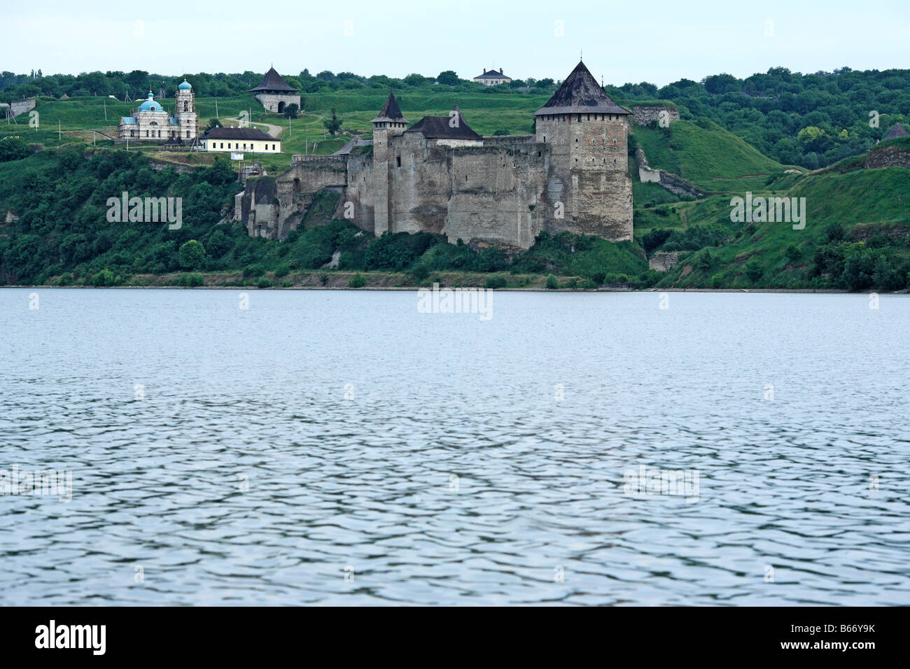 Le mura e le torri della fortezza Khotyn (1325-1460), il castello medievale, Dniester river, Podolia, Oblast di Chernivtsi (provincia), Ucraina Foto Stock