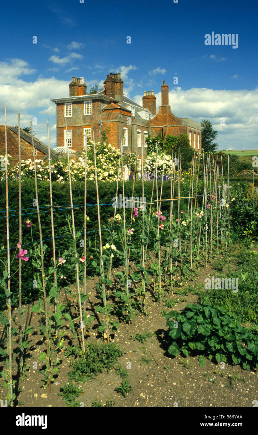 Casa Lockeridge (inizio XVIII secolo) e orti, Wiltshire, Regno Unito. Foto Stock