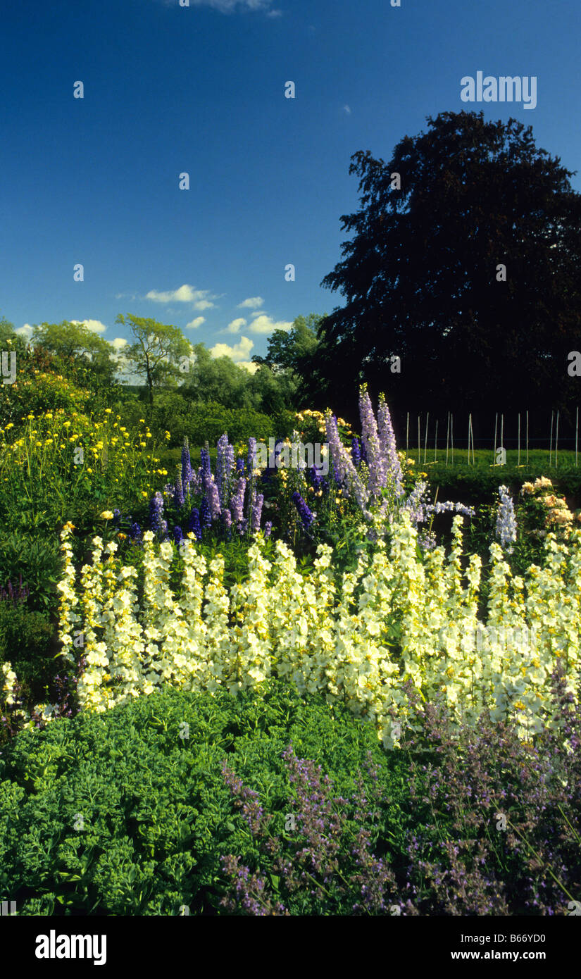 Casa Lockeridge (inizio XVIII secolo) e giardini ornamentali, Wiltshire, Regno Unito. Foto Stock
