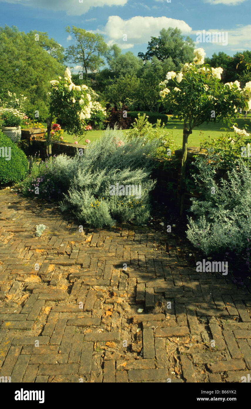 Casa Lockeridge (inizio XVIII secolo) e giardini ornamentali, Wiltshire, Regno Unito. Foto Stock