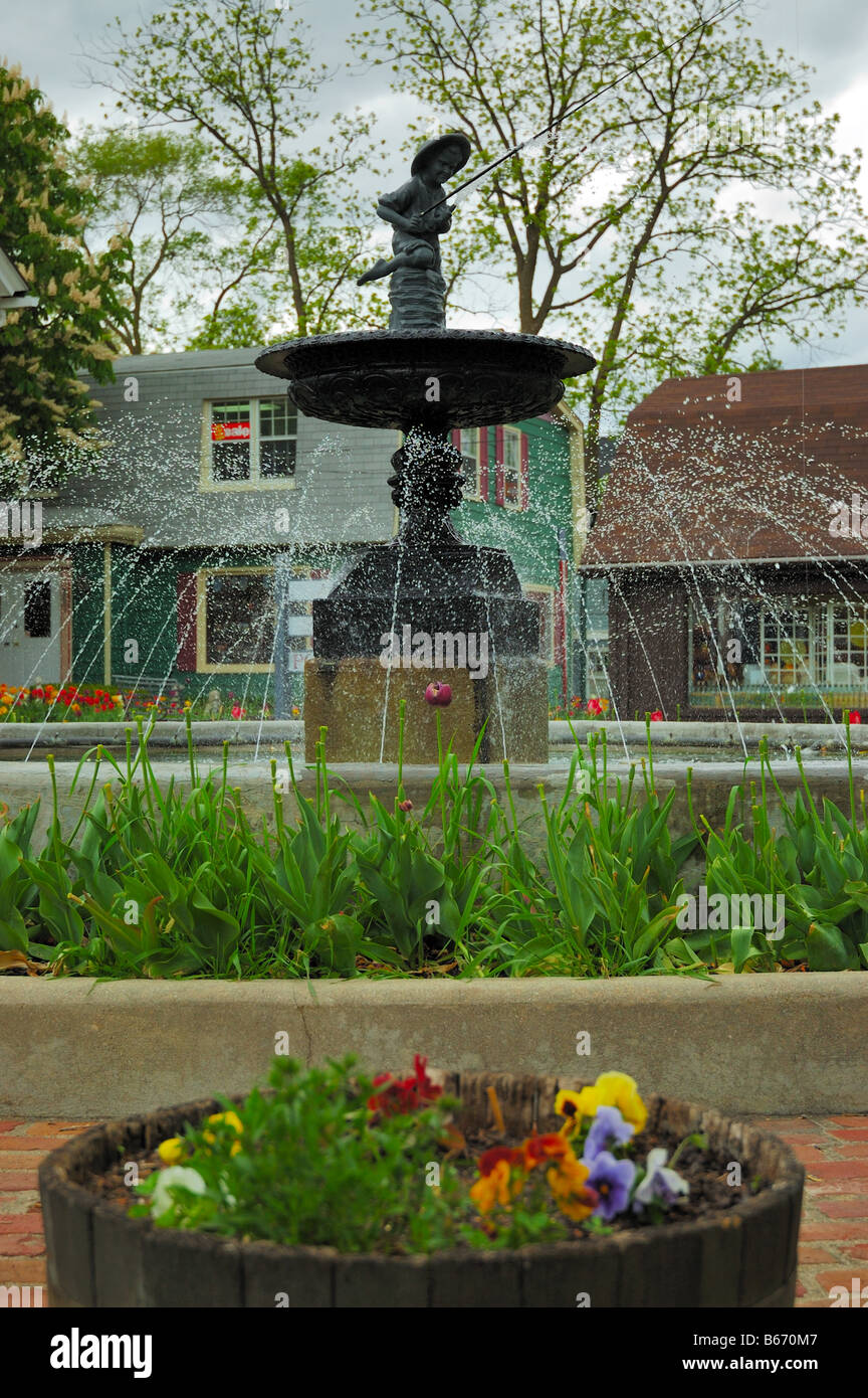La fontana nella foto e la storica cittadina di Long Grove nel nord est Illinois, Stati Uniti d'America. Foto Stock