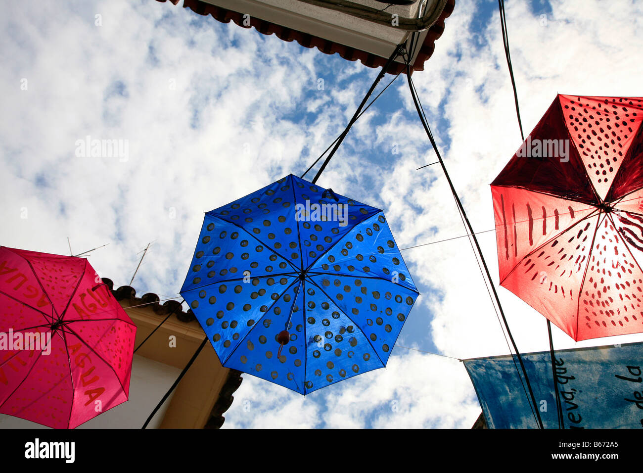 Installazione di arte ombrelloni dai residenti locali in una strada a Cordoba, Spagna Foto Stock