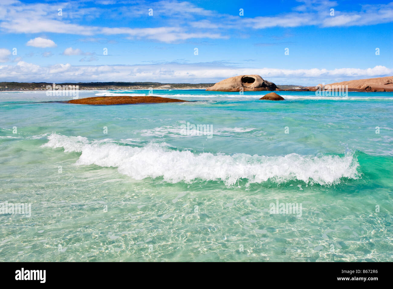 Un'onda rottura sulle immacolate spiagge di sabbia bianca della spiaggia di crepuscolo in Esperance, Australia occidentale Foto Stock