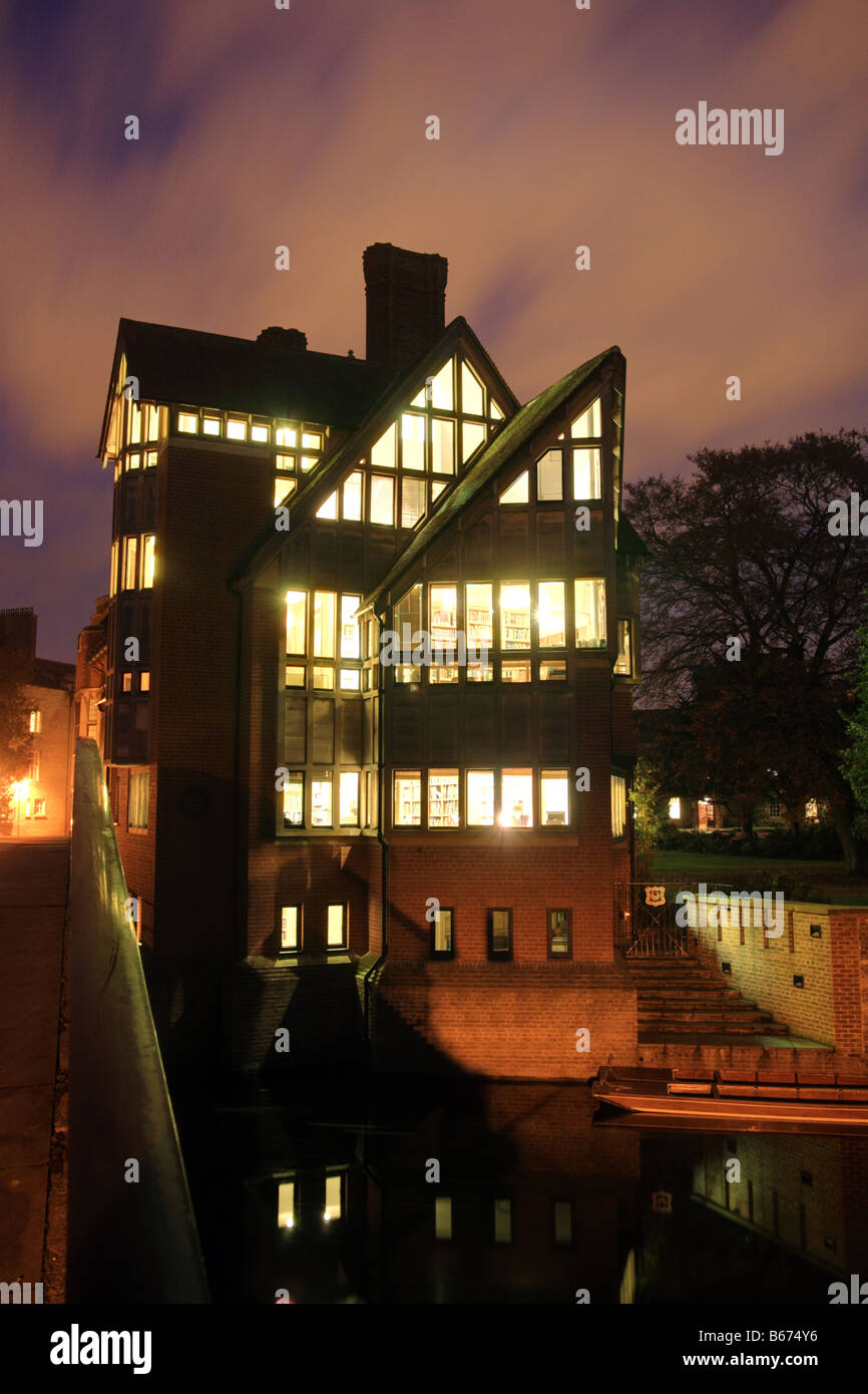 'Libreria Jerwood' durante la notte, Trinity Hall, il Trinity College di Cambridge University che si affaccia sul fiume Cam. Foto Stock