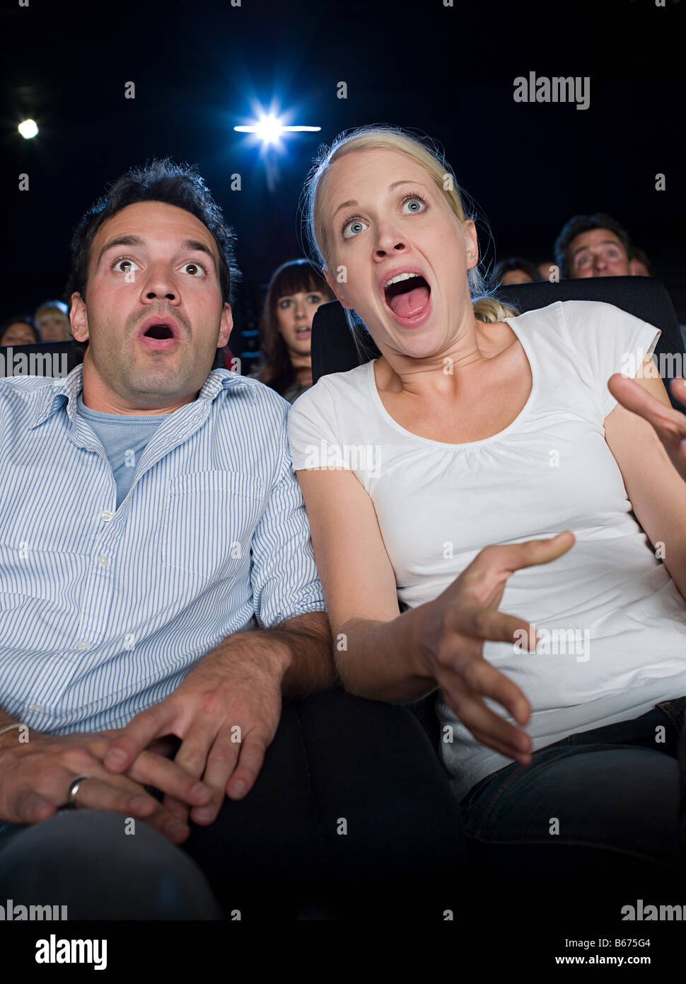 Un paio di guardare un film spaventoso Foto Stock