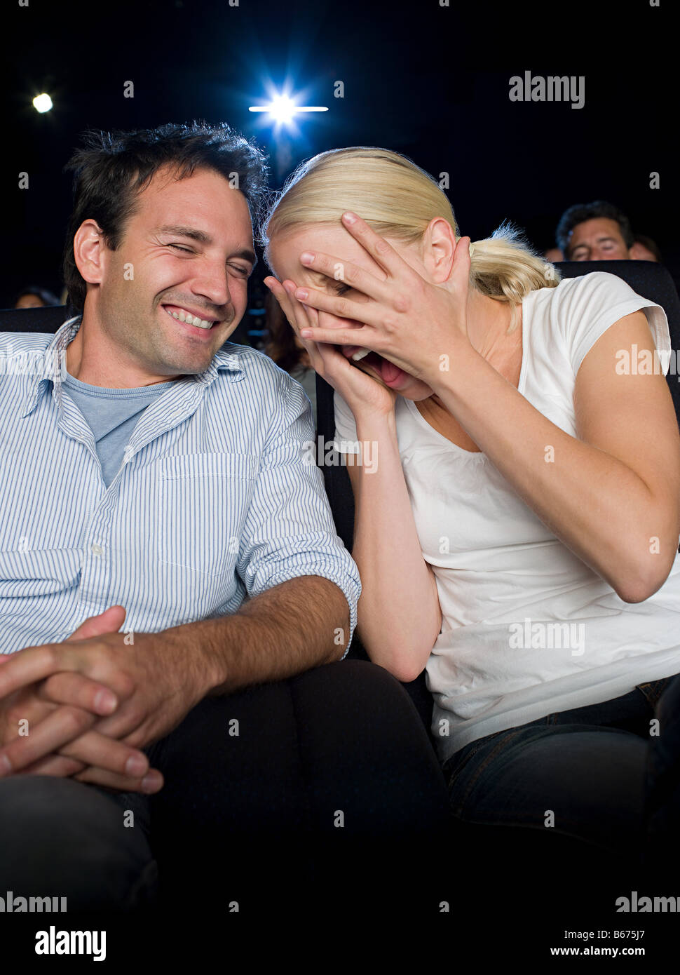 Un paio di guardare un film spaventoso Foto Stock