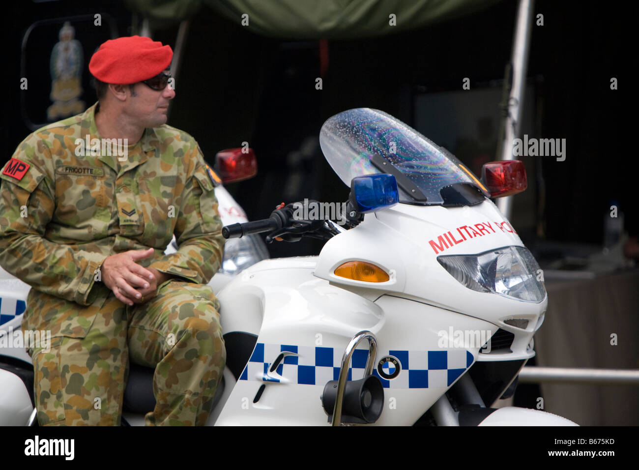 Australian polizia militare in uniforme seduto a cavallo della sua BMW Moto Foto Stock