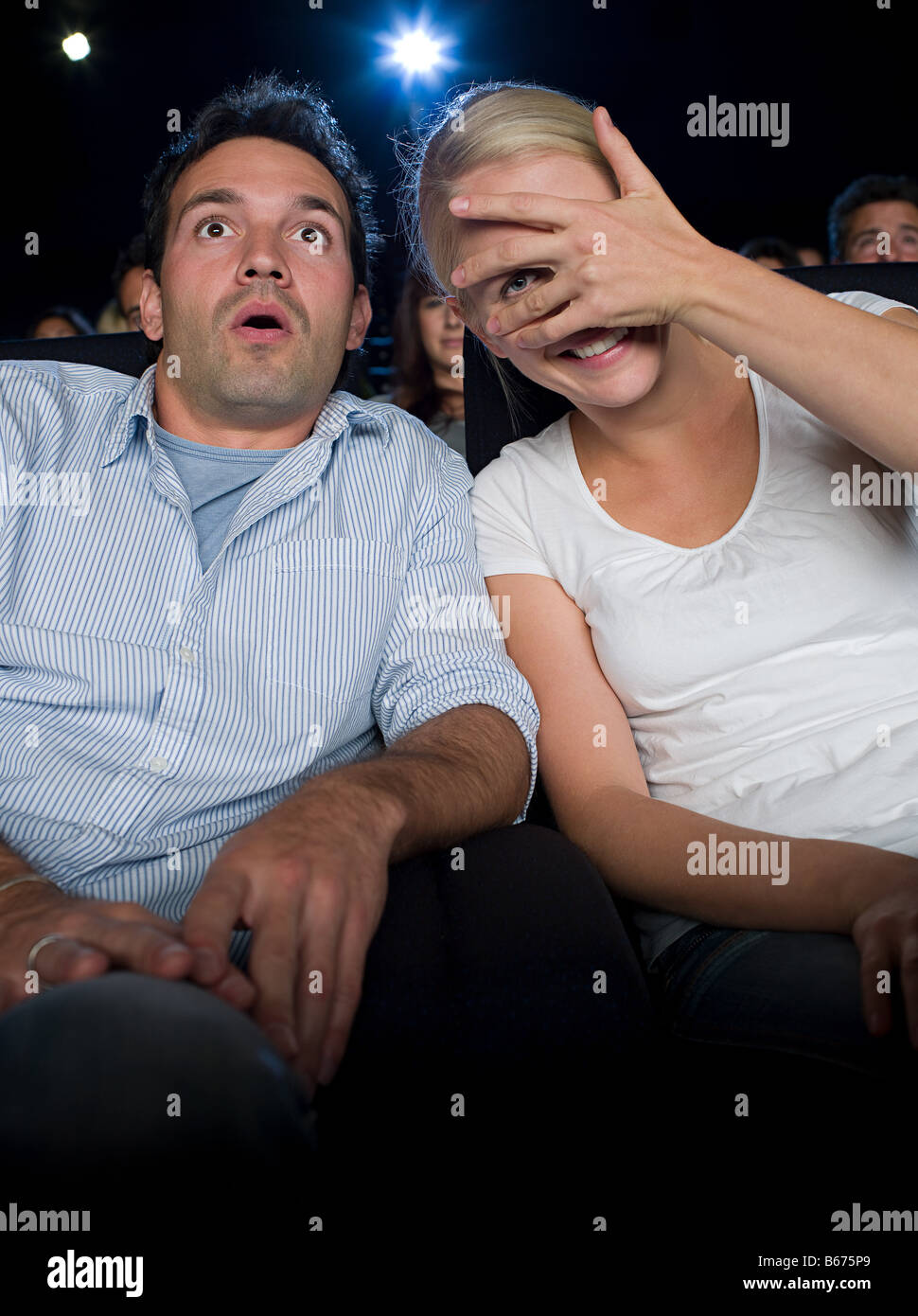 Un paio di guardare un film spaventoso Foto Stock