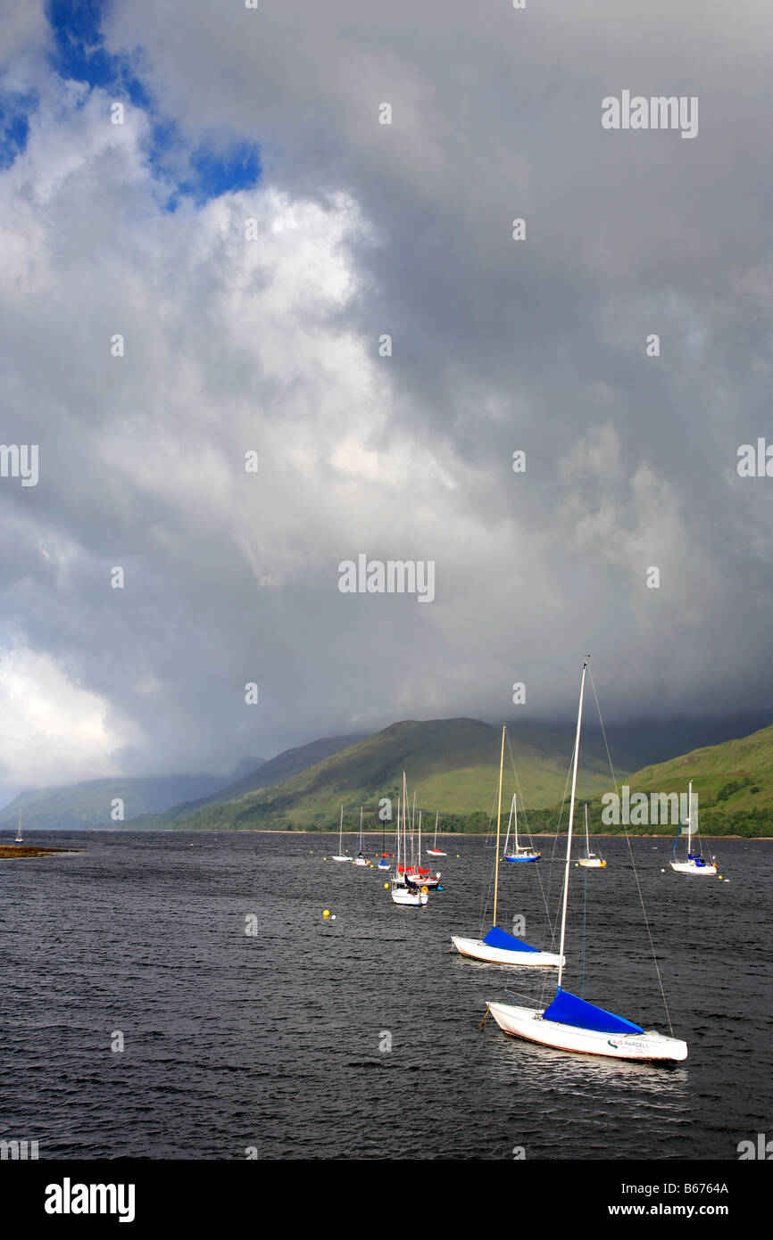 Barche a vela Loch Linnhe rive Fort William Town Highlands della Scozia Gran Bretagna REGNO UNITO Foto Stock