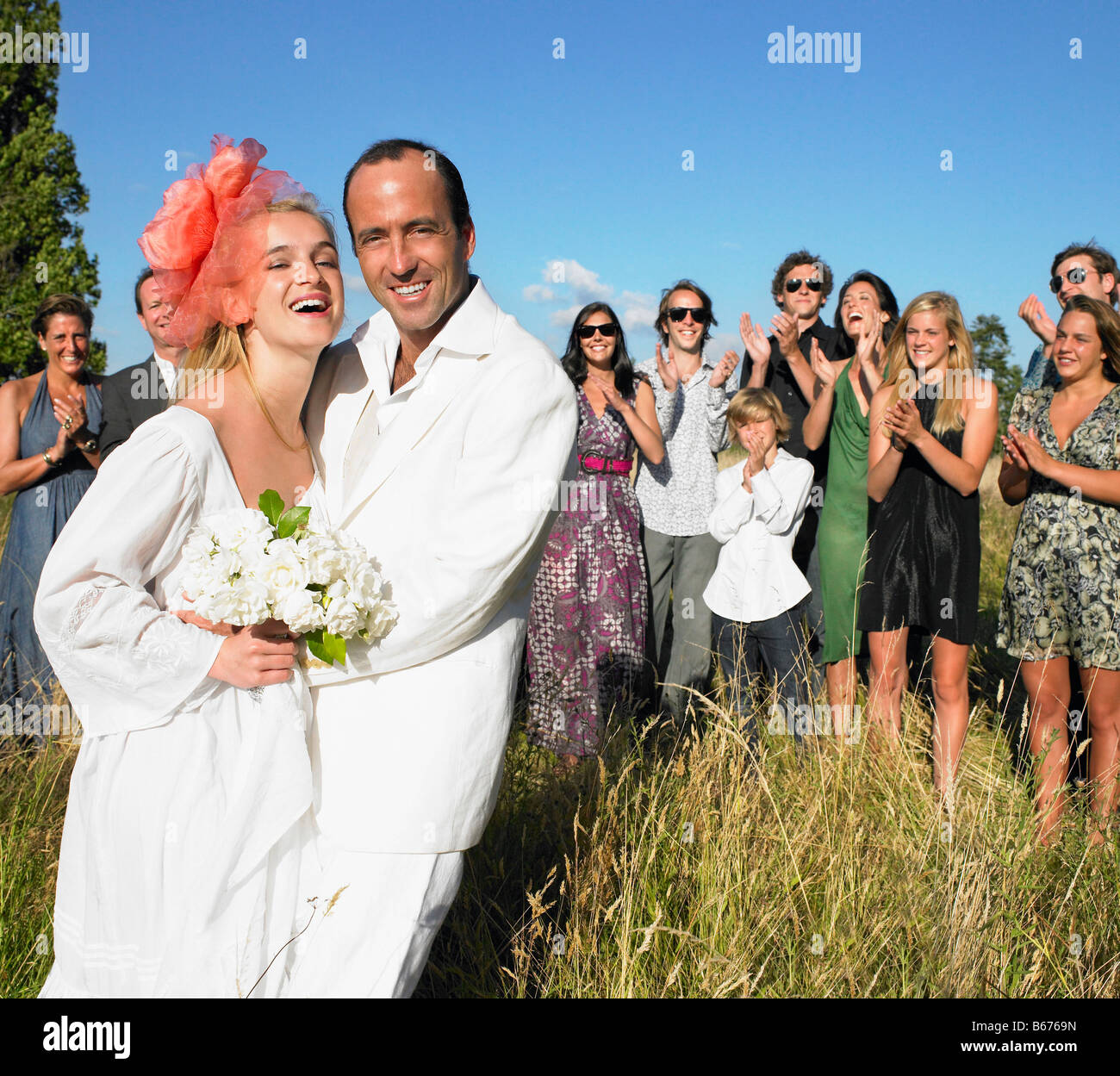 Coppia sposata, gruppo di persone dietro Foto Stock