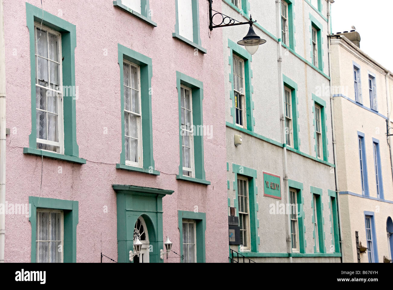 Case a schiera in colori luminosi a Caernarfon Galles Foto Stock