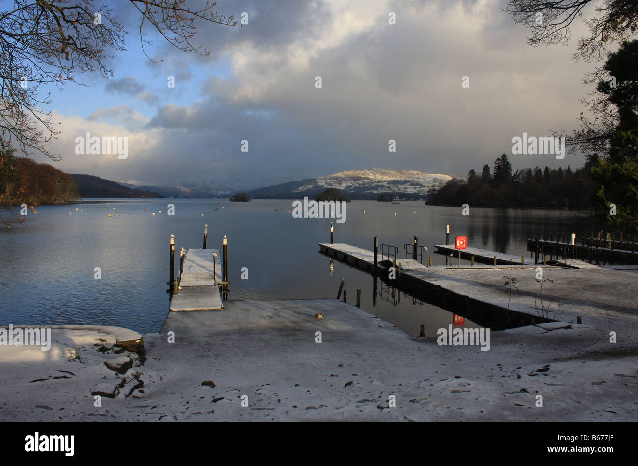 Lago di Windermere nel distretto del Lago dopo la caduta di neve. Foto Stock