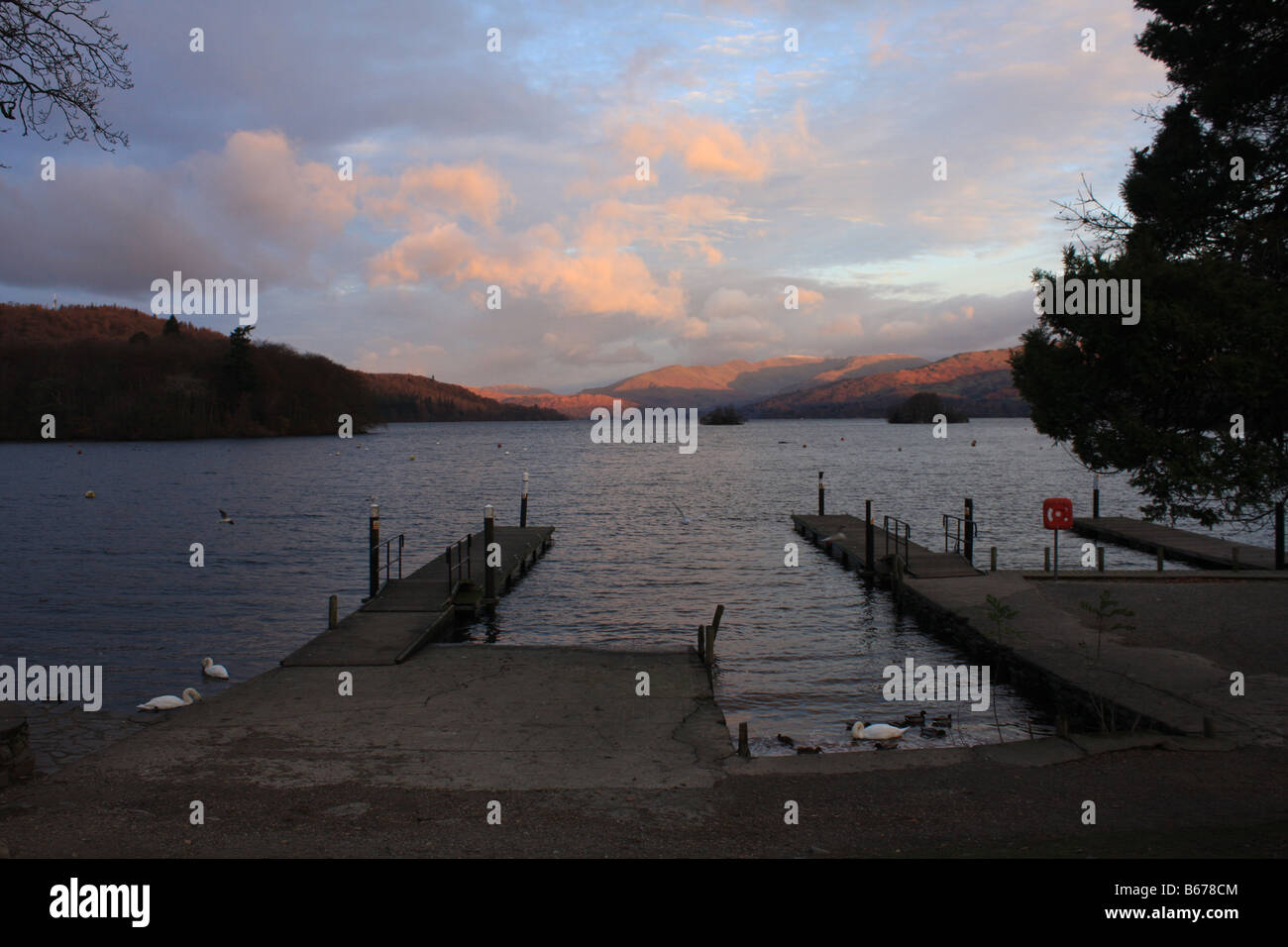 Vista sul lago di Windermere nel Lake District, presa nelle prime ore del mattino. Foto Stock