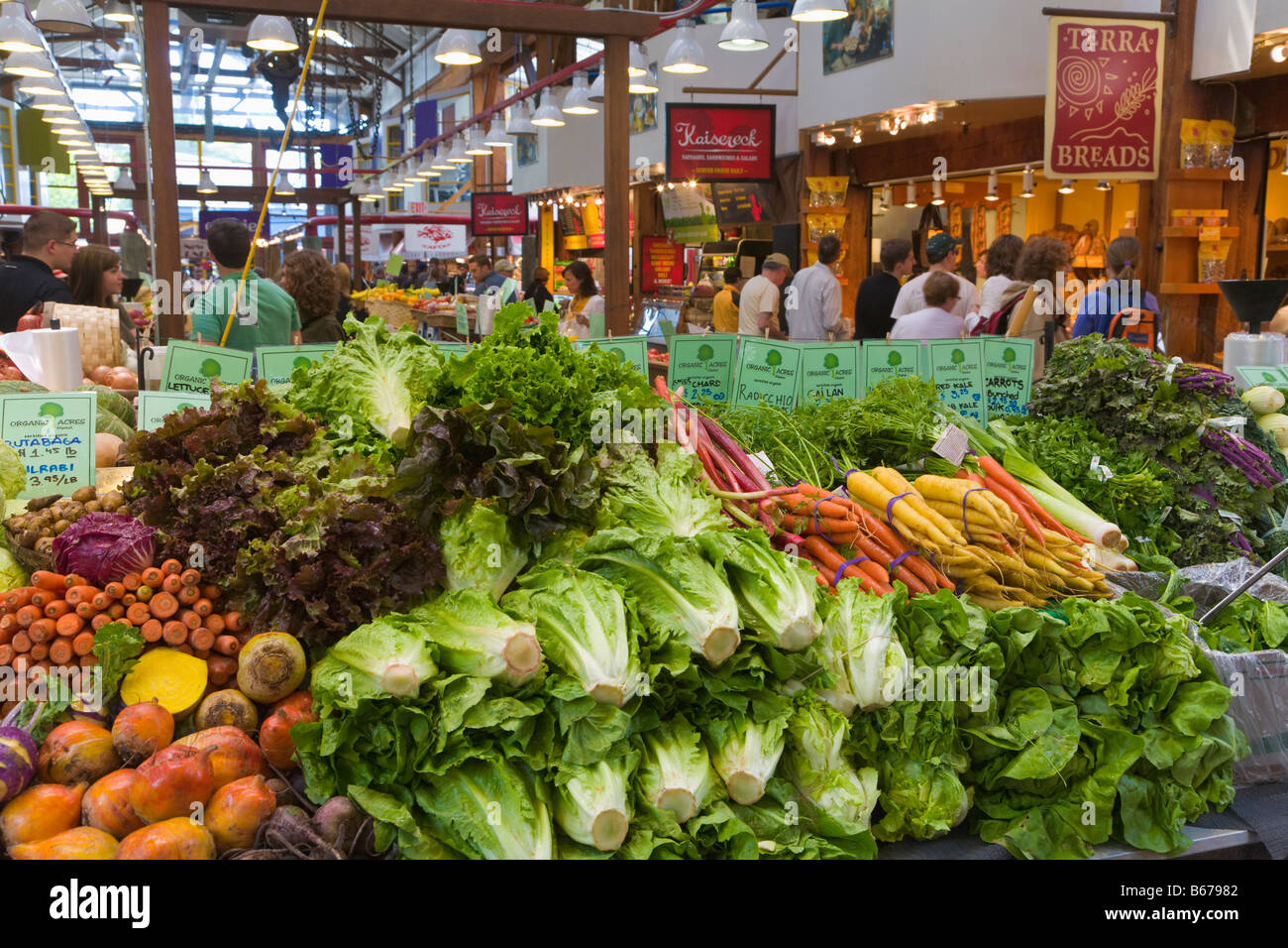 Verdure e insalate di Granville stallo "Mercato pubblico' 'Granville Island' Vancouver " British Columbia " Canada Foto Stock