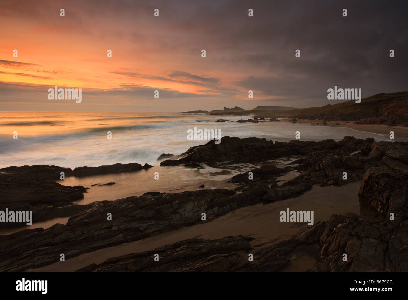 Scozia beach, 'Saligo Bay' tramonto, onde sabbia e rocce. Foto Stock