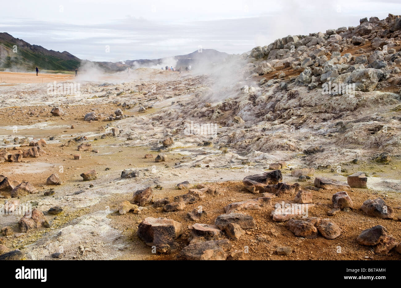 Námafjall montagna area geotermica, vicino a Akureyri, il nord dell'Islanda. I turisti possono essere visti sullo sfondo. Foto Stock