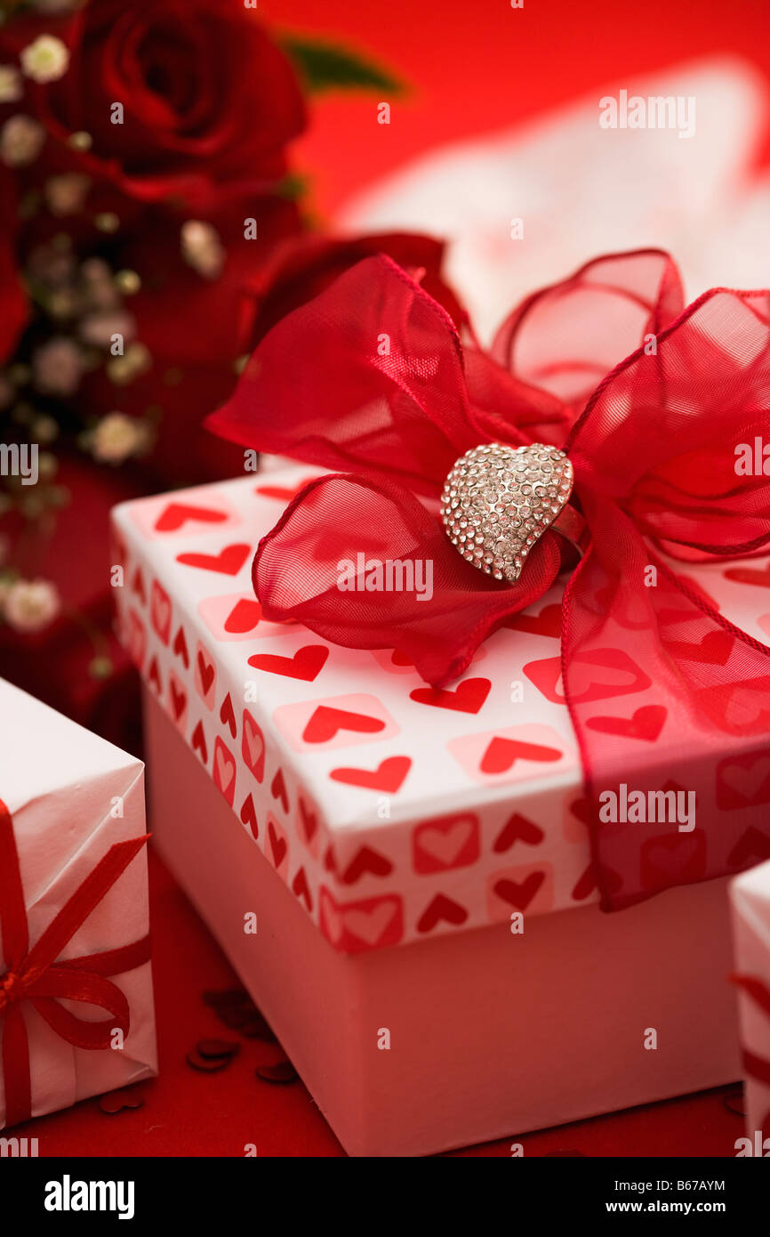 Confezione regalo decorata con cuore in argento Foto Stock
