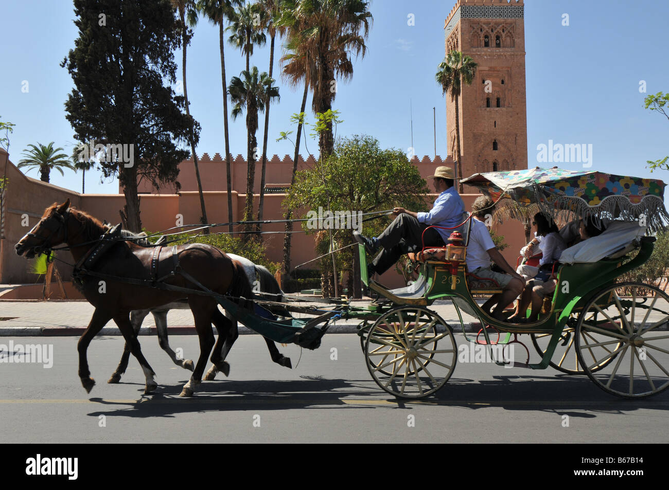 I turisti a cavallo e buggy, Marrakech, Marocco Foto Stock