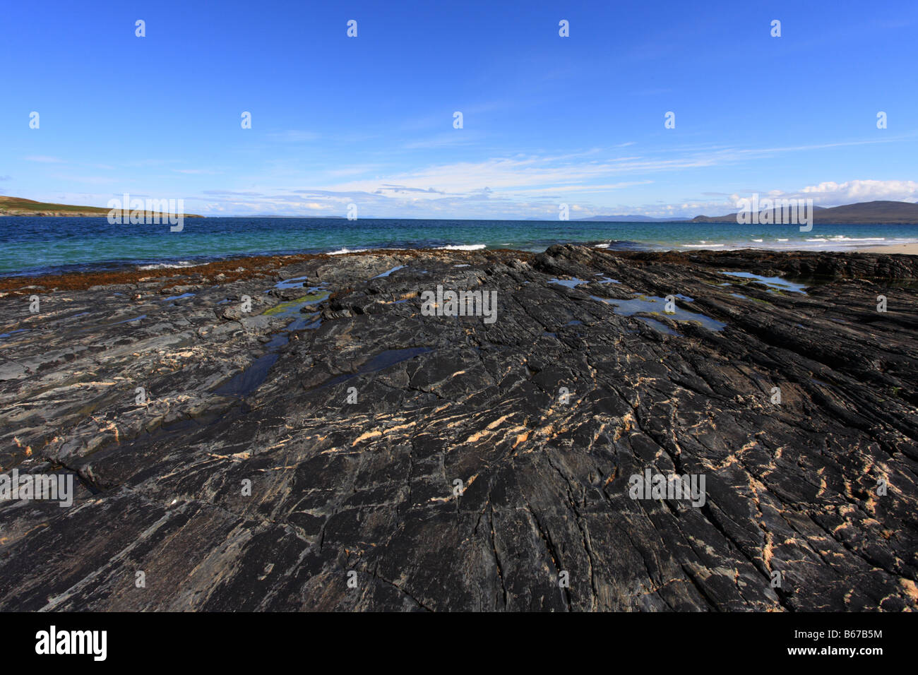 "Ardnave Point' Islay, distesa di roccia nera e il mare. Scozzesi Ebridi Interne, Scotland, Regno Unito Foto Stock