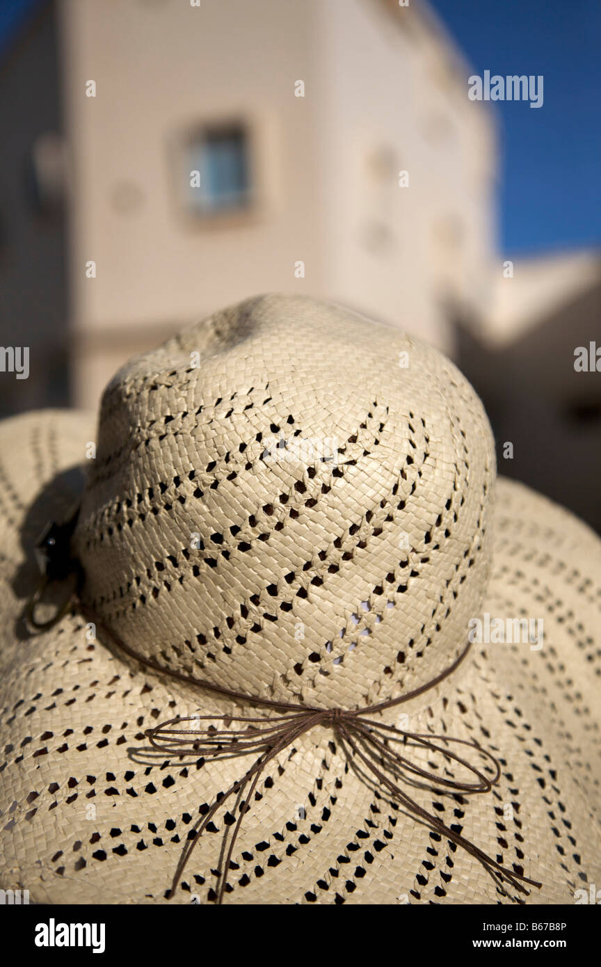 Vista posteriore del turista in cerca di edifici a Essaouira, Marocco, Africa del Nord (close up) Foto Stock