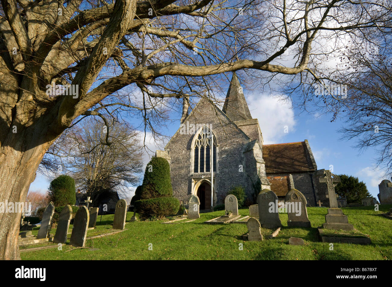 L'abitato del XIV secolo la chiesa di Saint Andrews nel pittoresco villaggio di Alfriston , East Sussex Foto Stock
