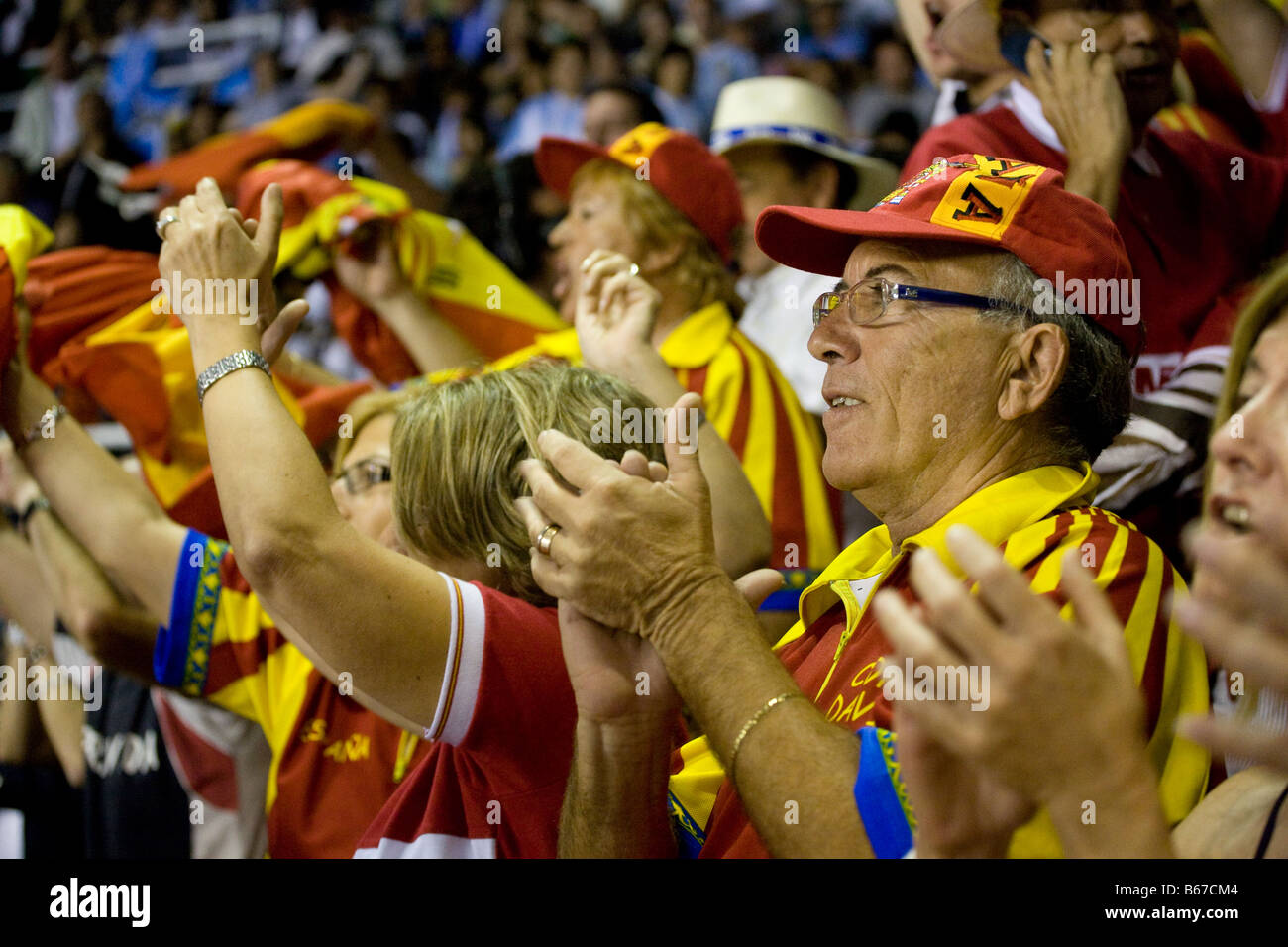 I tifosi spagnoli il tifo la sua squadra di tennis durante il 2008 Coppa Davis finale Argentina contro la Spagna. Foto Stock