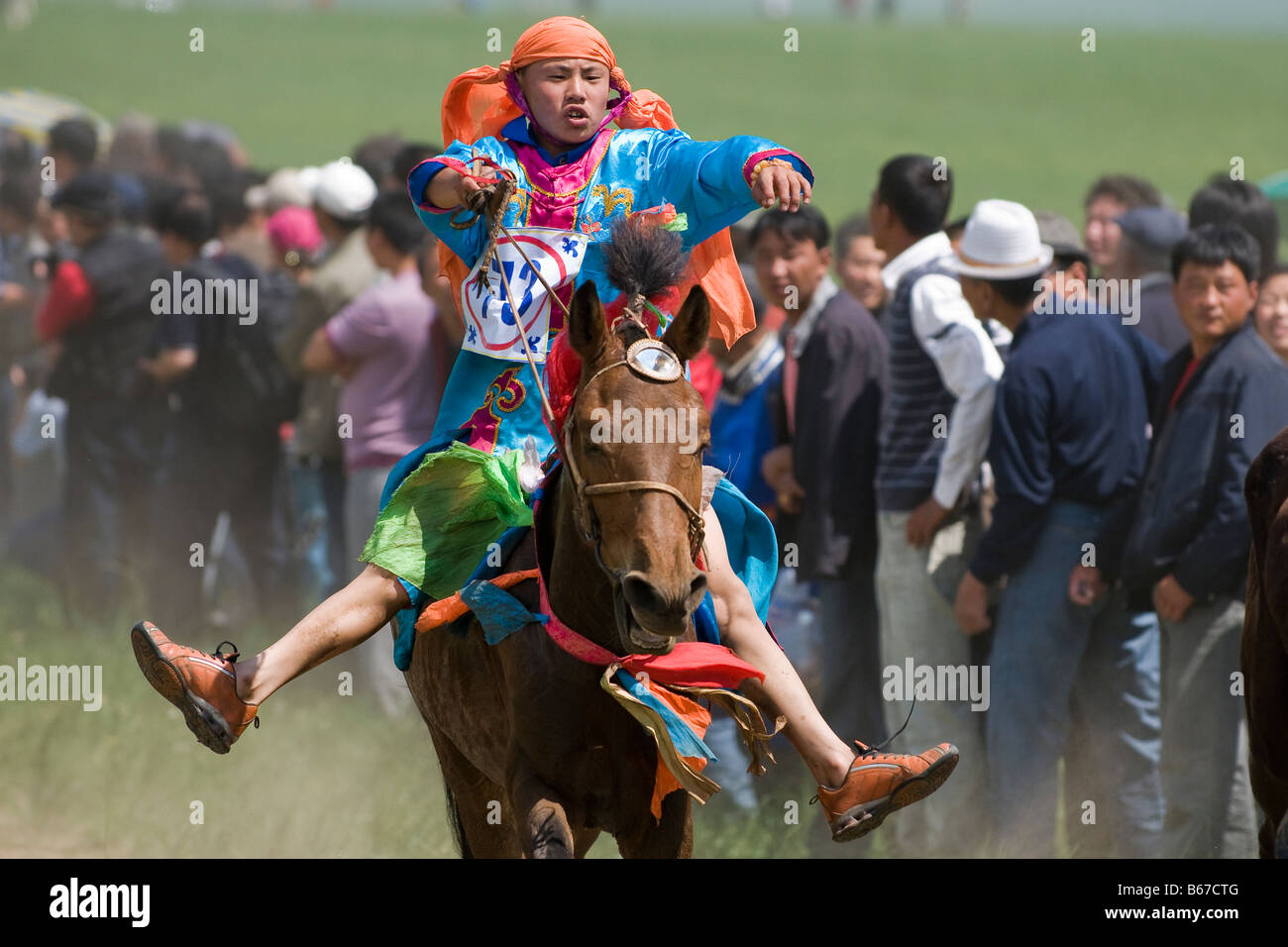 Etnica in costume mongolo boy fantini cavalli da corsa in estate il Festival Naadam Xiwuzhumuqinqi Inner Mongolia Cina Foto Stock