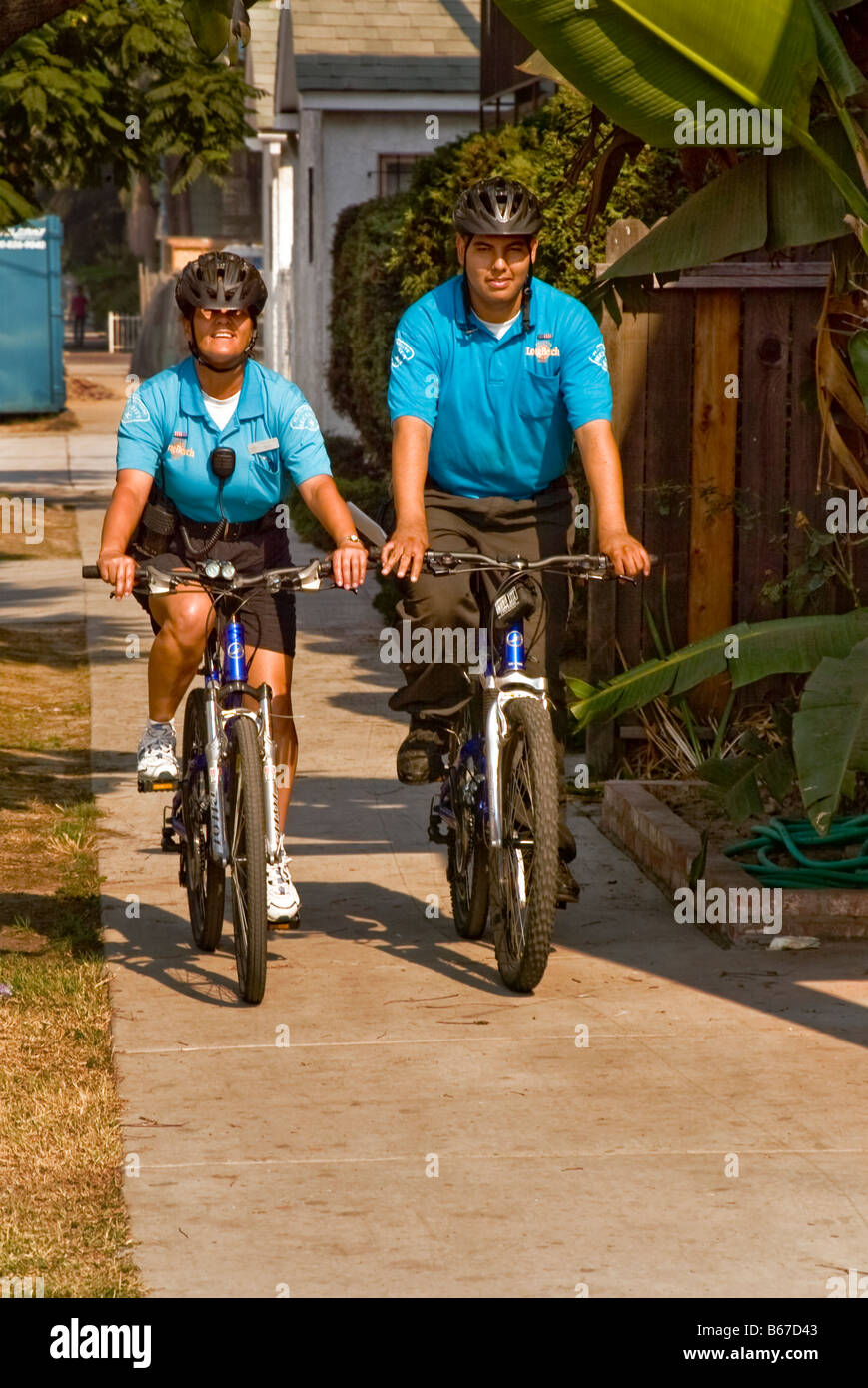 Due ispanici bicicletta-montato le guardie di sicurezza pattugliamento a Long Beach, CA, Stati Uniti d'America Foto Stock