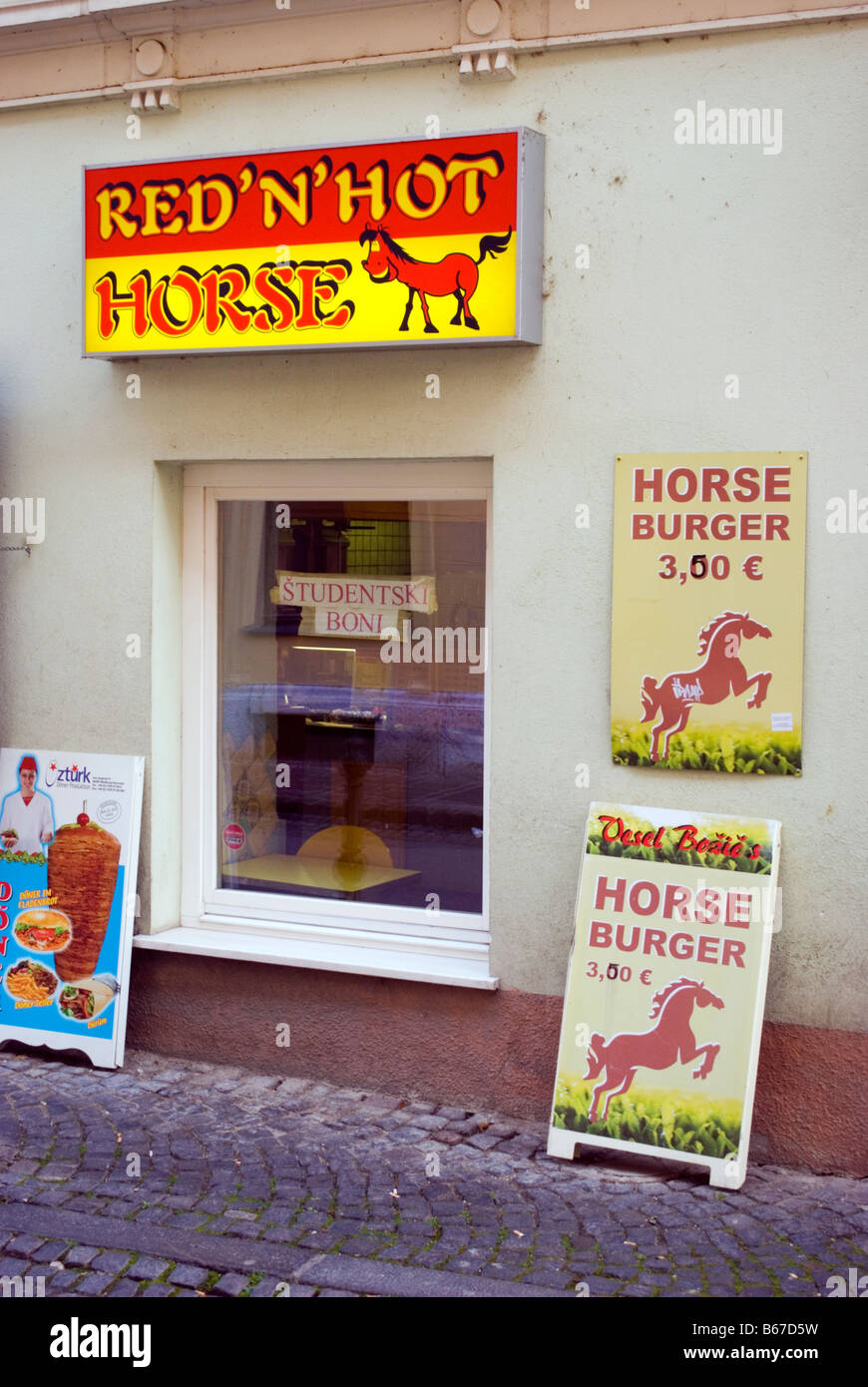 Il rosso 'n' Hot Horse café, a Lubiana la città vecchia che vende 'cavallo hamburger' considerati una prelibatezza locale Foto Stock