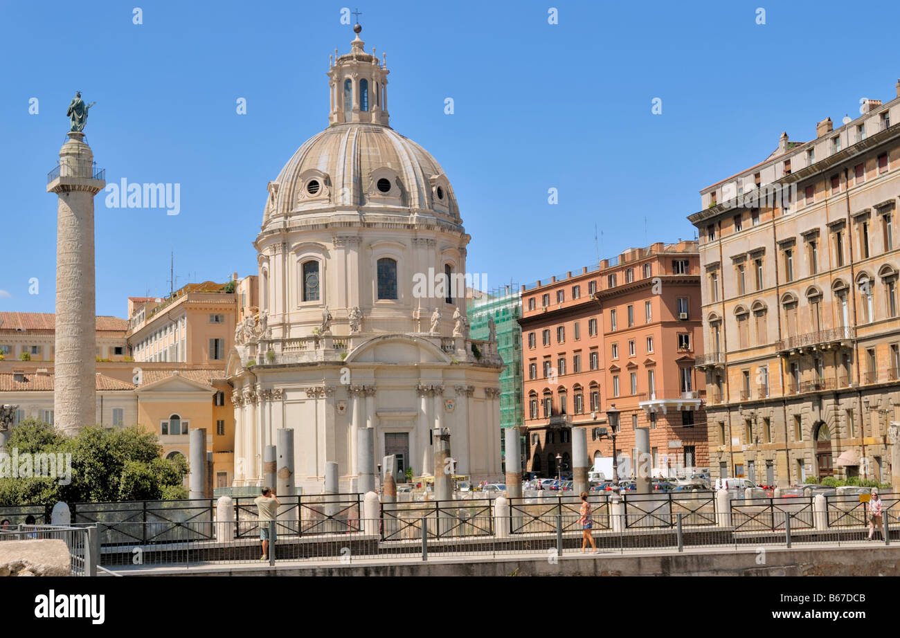 Il Foro di Traiano, Foro di Traiano, la Colonna Traiana, Colonna di Traiano, e alcuni pilastri che una volta faceva parte della Basilica il servizio ULP Foto Stock