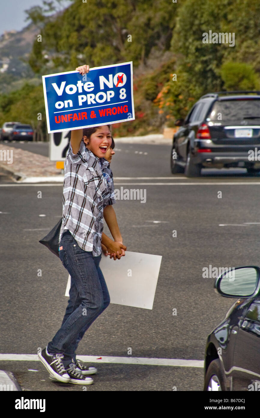 Ragazza adolescente protestare contro lo stato scrutinio proposizione al Pacific Coast Highway in Laguna Niguel, CA, Stati Uniti d'America Foto Stock